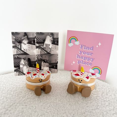 They’re just so cute 🎨🎂 cake Polaroid photo holders #clay #clayart #clayideas #artistsoninstagram #smallbusiness #cake #kawaii #etsyseller #etsyshop #handmade #handpainted #photoholder #polaroid #photoframe Cake Polaroid, Polaroid Photo, Cake Photo, Clay Diy Projects, Clay Crafts Air Dry, Basic Drawing, Polaroid Photos, Clay Food, Candle Cake