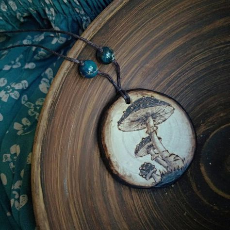 Moon Goddess Jewelry, Christmas Signs Diy, Wood Burn Designs, Art Coquillage, Wiccan Necklace, Woodland Jewelry, Mushroom Jewelry, Wood Slice Art, Woodburning Projects