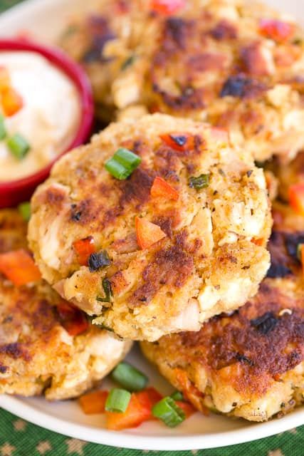 Chicken Cakes, Holiday Party Appetizers, Chicken Cake, Remoulade Sauce, Cornish Hens, Nice Recipes, Plain Chicken, Quick And Easy Appetizers, Cold Appetizers