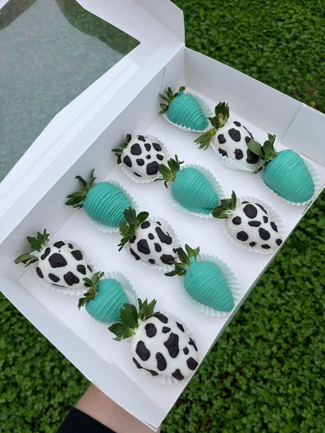 Unicorn Strawberry Ideas, Farm Chocolate Covered Strawberries, Cowgirl Strawberries, Western Chocolate Covered Strawberries, Cow Print Chocolate Covered Strawberries, Cow Deserts, Rodeo Cake Pops, Cow Chocolate Covered Strawberries, Cow Print Desserts