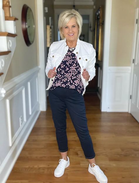 WHITE SNEAKERS WORK FOR BOTH CASUAL OR DRESSY LOOKS - 50 IS NOT OLD Business Casual White Sneakers Woman, Summer Business Casual Outfits With Sneakers, Tennis Shoes For Women Over 50, Over 50 Womens Fashion 2023 Summer, White Sneakers Outfit Summer, 50 Womens Fashion, Mode Over 50, White Sneakers Outfit, 50 Is Not Old