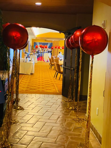 Red Balloon Centerpieces, Red Carpet Diy, Red Gala Decor, Red Carpet Event Decorations, Red Baloons, Gold Theme Party Decorations, Red Carpet Decorations, Hollywood Dance, Hollywood Gala