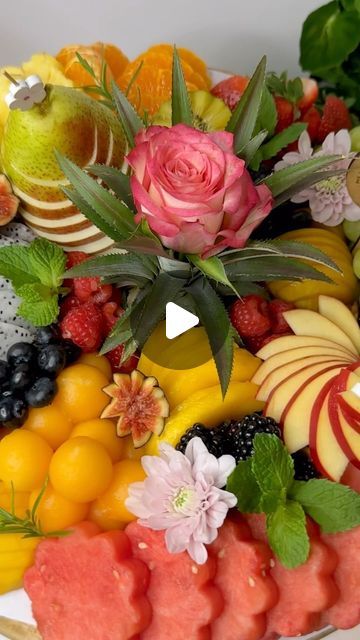 Presentation Of Food Ideas, Fruit Trays For Party, Fruit Platters Party, Fruit Box Ideas, Cute Fruit Tray Ideas, Diy Fruit Tray, Fruit Charcuterie Board Ideas, Creative Fruit Tray Ideas, Fruit Table Ideas