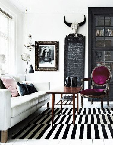 The interior design kept to blacks and whites, but the pink and purple tones added a feeling of lavishness to it Design Quiz, Striped Rugs, House Simple, Decor Videos, White Interior Design, Black And White Interior, Decorating Styles, Design Del Prodotto, Decoration Inspiration