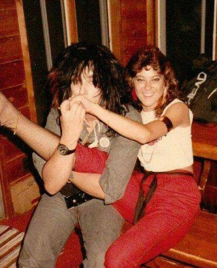 Nikki and Mick Mars ex-girlfriend goofing off 1984 80s Groupie, Mick Mars, Vince Neil, Motley Crüe, Estilo Swag, Lee Young, 80s Bands, Nikki Sixx, Tommy Lee