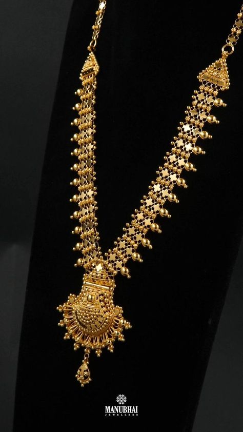 Chandan Haar Jewellery Gold, Pretty Gold Necklaces, Unique Gold Jewelry Designs, Delicate Gold Jewelry, Bridal Necklace Designs, Gold Jewels Design, Neck Pieces Jewelry, Gold Bangles For Women, New Gold Jewellery Designs