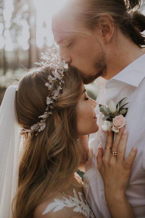 A greenhouse reception + outdoor ceremony created a romantic vibe at this summer wedding | Image by Linda Lauva Photography Greenhouse Reception, Colorful Wedding Flowers, Wedding Reception Ideas, Wedding Image, Wedding Picture Poses, Wedding Photography Styles, Wedding Photos Poses, Glamorous Wedding, Wedding Photography Poses