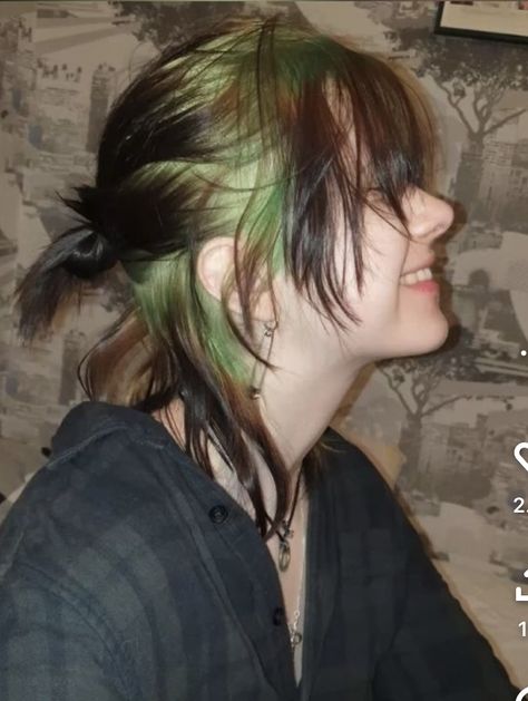 Dye Ideas For Short Hair, Coloured Roots, Green Hair Aesthetic, Unique Hair Dye Ideas, Unique Hair Dye, Green Roots, Hair Dye Ideas, Ideas For Short Hair, Dyed Hair Inspiration