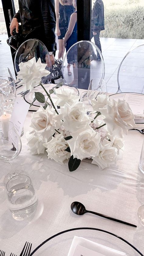 Monochromatic Wedding Flowers, Rose Centerpieces Wedding, Wedding Reception Tables Centerpieces, Moodboard Wedding, Monochromatic Wedding, Wedding Centerpieces Mason Jars, Wedding Edit, White Weddings Reception, Floral Arch Wedding