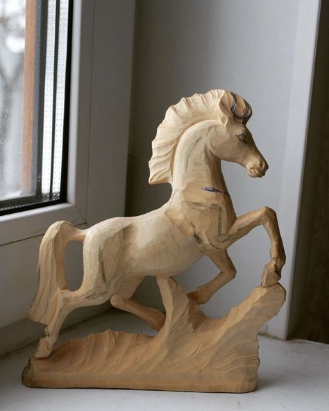 Horse Wood Carving, Carved Wooden Animals, Wood Carving For Beginners, Fabric Crafts Diy, Wood Spirit, Eagle Art, Sculpture Wood, Clay Wall Art, Wood Carver