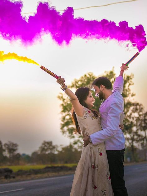 Wedding Invite Photoshoot, Holi Photoshoot Ideas Couple, Holi Couple Photoshoot, Holi Couple Pic, Holi Couple, Holi Ideas, Holi Photography, Holi Photoshoot, Pre Wedding Photoshoot Props