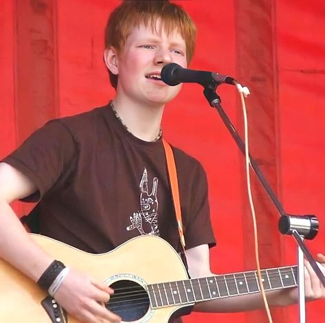 Ed Sheeran Young, Kind Person, Music Cds, Golden Star, Beautiful Songs, Ed Sheeran, Tell Me, Photo Gallery, Photo Galleries