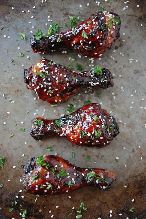 I have persoanlly made these a few times and they are to DIE for ~Sarah~ Sticky Chicken Drumsticks – Slow Cooker Drumsticks Recipe, Soy Sauce Chicken, Baked Chicken Drumsticks, Sticky Chicken, Chicken Drumstick Recipes, Breakfast And Brunch, Chicken Drumsticks, Think Food, Poultry Recipes