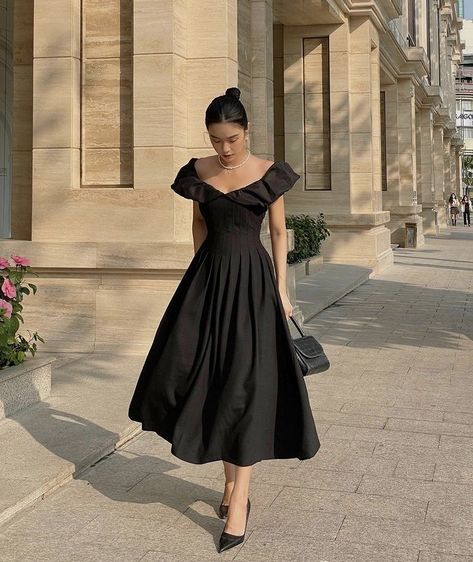 Off The Shoulder Prom Dresses, Farewell Dresses, Satin Sleeves, Prom Dresses Off The Shoulder, Dresses Off The Shoulder, Simple Frocks, Fancy Dresses Long, Modest Dresses Casual, Prom Dress Inspiration