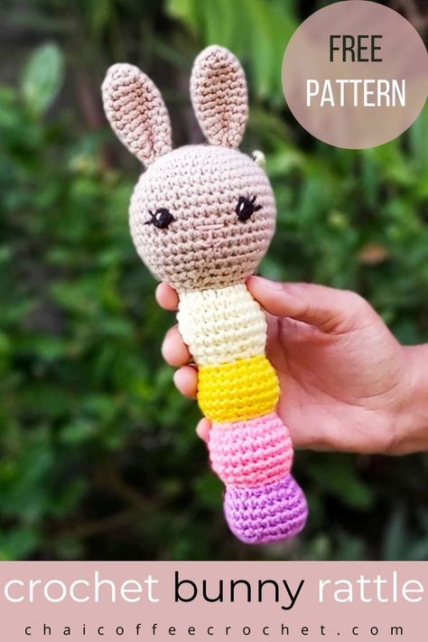 Looking to crochet a baby gift for Easter? Try this bunny crochet baby rattle! This free amigurumi bunny rattle pattern is very easy to make and is virtually no-sew! It would make a very cute crochet baby shower gift! Crochet Baby Rattle Free Pattern, Crochet Baby Rattle, Bunny Rattle, Crochet Baby Projects, Crochet Rattle, Easy Amigurumi, Crochet Baby Gifts, Crochet Toys Free, Baby Crochet Patterns Free