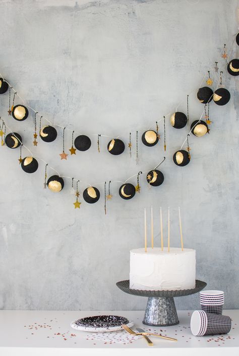 DIY black and gold moon phase lights Lights Diy, Summer Party Themes, Moon Party, Party Deco, Party House, Minecraft Party, Space Party, Light Garland, Idul Fitri