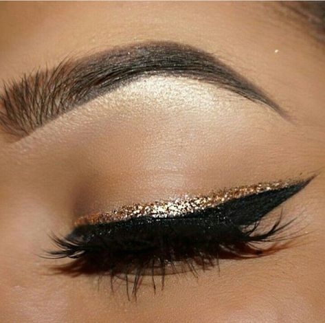 8 Subtle Glitter Makeup Looks For Your Everyday Routine - Society19 Ozzie Vday Makeup, Quinceanera Makeup, Silvester Make Up, Makeup Ojos, Gold Eyeliner, Glitter Makeup Looks, Glitter Eye, Glitter Eyeliner, Makijaż Smokey Eye