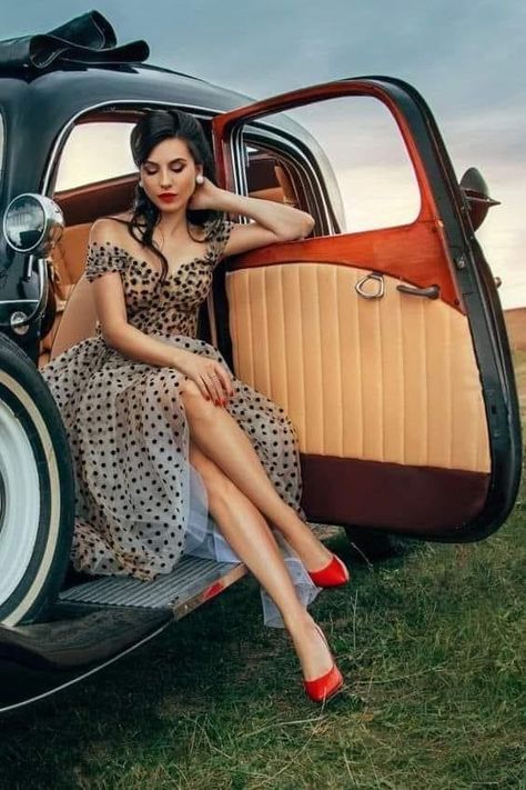 Retro Poses, Retro Photoshoot Vintage Photo Ideas, Vintage Photoshoot 50s, Rockabilly Photoshoot, Pinup Photo Shoot Ideas, 50s Photoshoot, Retro Shoot, Classic Car Photoshoot, Poses Model