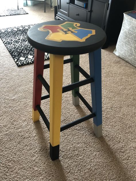 Harry Potter themed painted stool Harry Potter Bedroom Furniture, Harry Potter Chair, Harry Potter Furniture Ideas, Wizard Bedroom, Harry Potter Rug, Stool Painting, Harry Potter Furniture, Harry Potter Kitchen, Harry Potter Themed Room