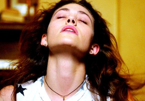 Shameless Gif, Fiona Gallagher, Emmy Rossum, Aesthetic Girl, Aesthetic Wallpapers, Actresses, Gif, Pinterest Likes, Wallpapers