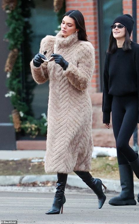 Kendall Jenner models a $6k fur coat as she continues her fashionable Aspen trip... after Bad Bunny breakup | Daily Mail Online Aspen Trip, Em Rata Style, Style Kendall Jenner, Fur Outfit, Kendall Jenner Street Style, Kendall Style, Kylie Jenner Style, Aspen Colorado, Jenner Style