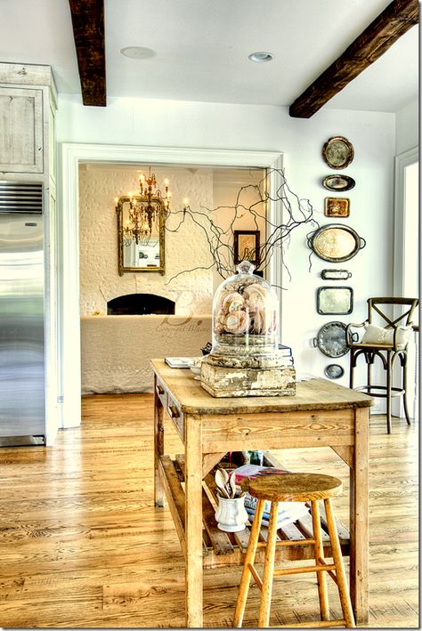 Love the idea of a grouping of silver trays hung in the kitchen. Vibeke Design, Thrift Shop Finds, Silver Platters, Smart Tiles, Casa Country, Vintage Trays, Creation Deco, Shabby Chic Vintage, French Decor