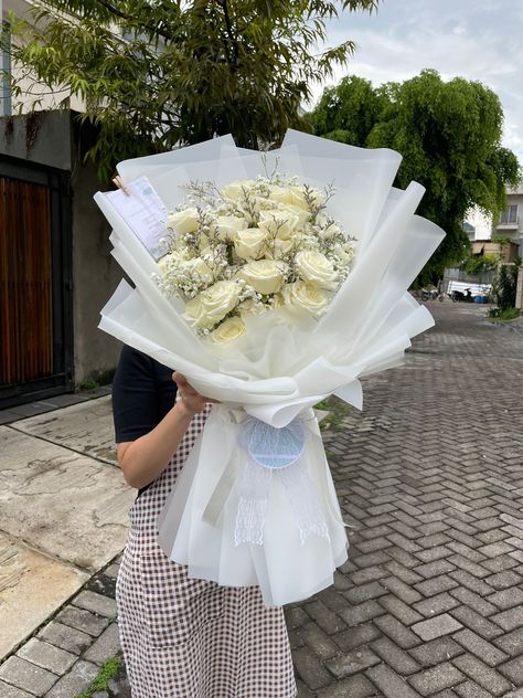 White Flower Bouquet Aesthetic, Unique Bridal Bouquets Ideas, Bridal Bouquet Ideas, Bouquets Ideas, Unique Bridal Bouquets, Ribbon Flowers Bouquet, Wedding Bouquet Ideas, White Flower Bouquet, Diy Bouquet Wrap