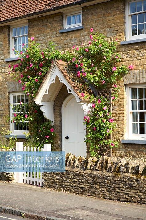 Cottage front door with Roses growing around porch Cottage Entrance Exterior, Cottage Front Door, Fromt Doors, Navy Front Door, Roses Growing, Sas Entree, Cottage Front Doors, Colonial Cottage, Kerb Appeal