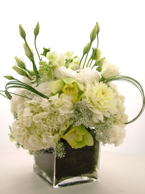 Tablescape Centerpiece www.tablescapesbydesign.com https://www.facebook.com/pages/Tablescapes-By-Design/129811416695 Hydrangea Centerpiece Diy, White Flower Arrangements, Hydrangea Centerpiece, Gubahan Bunga, Low Centerpieces, Flowers And Greenery, Square Vase, Modern Flower Arrangements, Fresh Flowers Arrangements