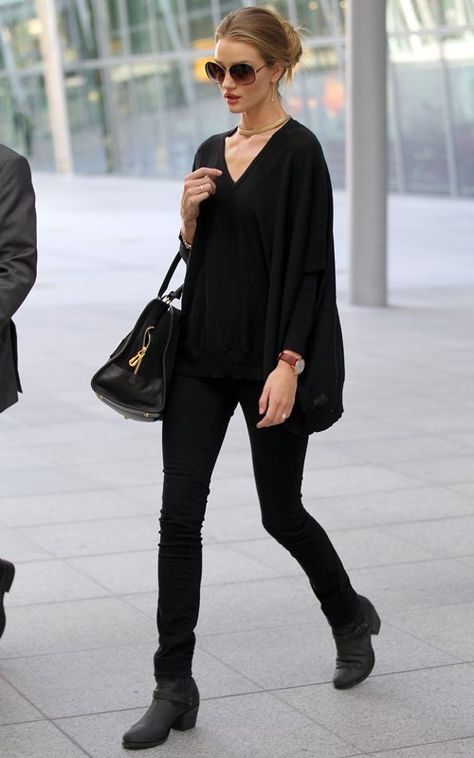 All black All Black Clothing, Rosie Huntington Whiteley Street Style, Mode Monochrome, Minimalist Moda, Classic Feminine, Woman In Black, Polished Style, Model Street Style, Wearing All Black