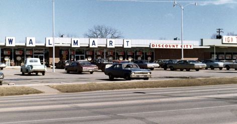 Vintage photos that showcase the humble beginnings of Walmart. Retail Advertising, Variety Store, Walmart Store, World Globe, Soda Fountain, Used Trucks, 50 Years Ago, Big Business, Retail Store