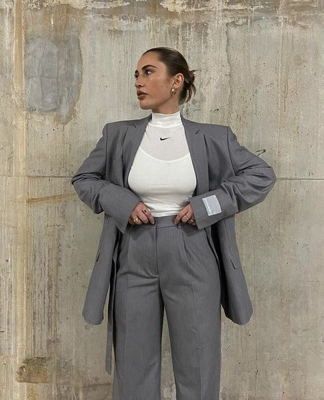 Light Suit, Style College, Woman Suit, Fashion Dark, Woman Suit Fashion, Ny Fashion, Gray Suit, Insta Inspo, Beautiful Style