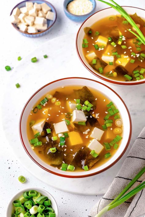 Tofu and Wakame Miso Soup Wakame Seaweed, Japanese Soup, Plant Based Dinner, Miso Soup, Easy Soup Recipes, Vegetarian Recipes Healthy, Healthy Vegetarian, Healthy Plants, Traditional Japanese