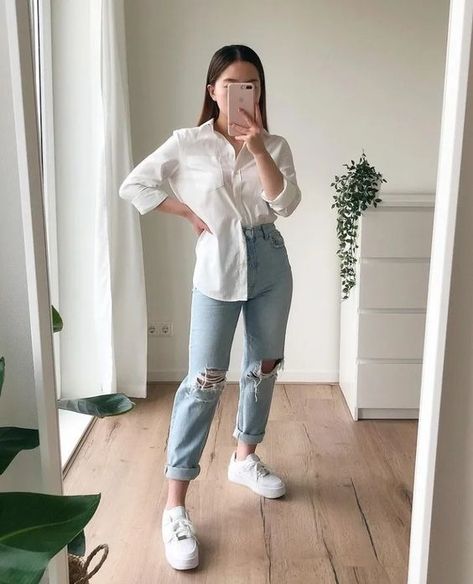 Outfits que harán que impongas tendencia en tu salón de clases | Es la Moda Casual College Outfits, Causual Outfits, Pinterest Outfits, Mode Inspo, A Mirror, Classic Outfits, Mode Inspiration, Winter Fashion Outfits, College Outfits