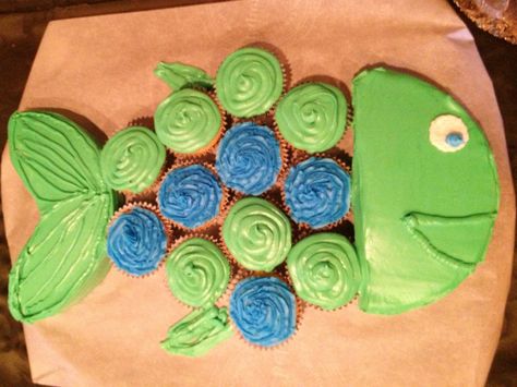 Fish cake/cupcakes! Fish Cupcake Cake, Fishing Theme Birthday, Fish Cake Birthday, Fishing Cupcakes, Pull Apart Cupcake, Fish Birthday, Fish Party, Pull Apart Cupcake Cake, Pull Apart Cake