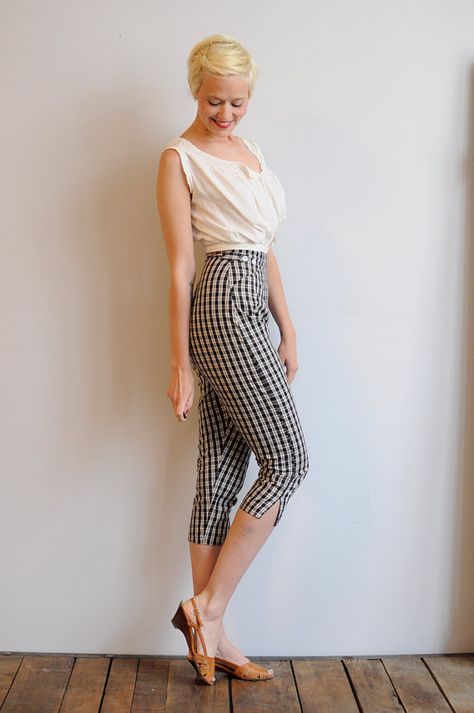 Marilyn Monroe Pants Outfit, 50s Capri Pants, Pedal Pushers Outfit Vintage, Plaid Capri Pants Outfit, Vintage Capri Pants, Vintage Summer Outfits 1950s, 1950s Capri Pants, 50s Summer Fashion, 50s Pants