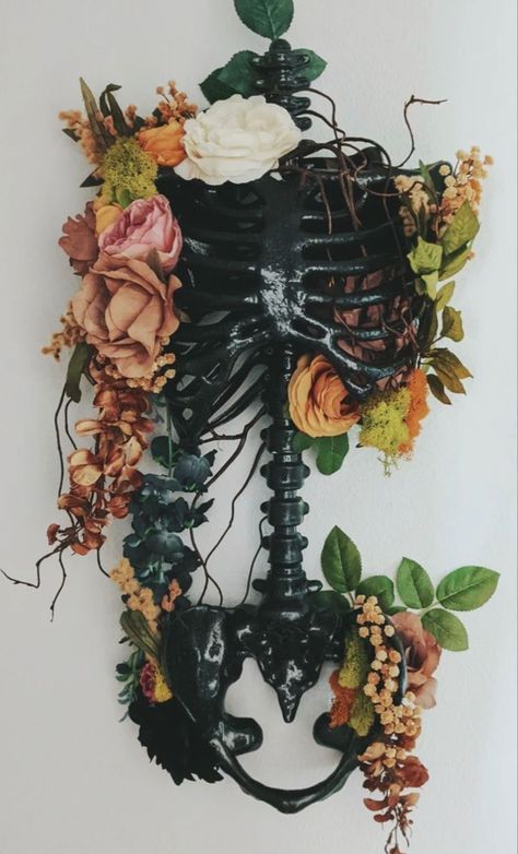 Tattoo Shop Halloween Decor, Fall Townhouse Decor, Skeleton Floral Decor, Dried Flowers Halloween, Macabre Crafts Diy, Floral Skull Decor, Pastel Goth Wreath, Plant Halloween Decorations, Dark Halloween Decorations