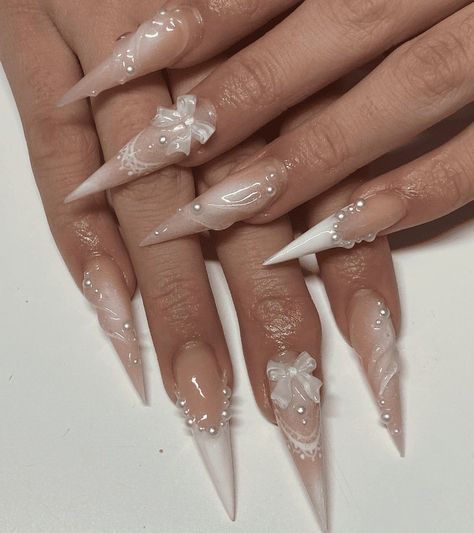 White Nails Stiletto Long, Nail Ideas Stilletos, Winter Nails Stiletto, Stilleto Nail Idea, Classy Stiletto Nails, Stiletto Nails White, Stiletto Nails Designs Unique, Nail Stilleto Ideas, Acrylic Stiletto Nails