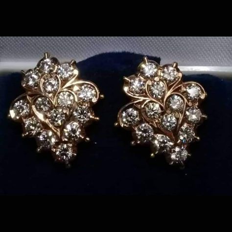 Diamond Earrings Designs, Big Earrings Gold, Small Earrings Gold, Indian Diamond Jewellery, Antique Gold Earrings, Diamond Tops, Antique Necklaces Design, Gold Jewelry Outfits, Gold Earrings Models