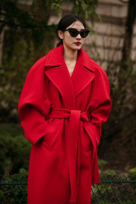 Everyday Winter Outfits, Red Coat Outfit, Wardrobe Icons, Outfits Everyday, Street Style Fall Winter, Mode Mantel, Fashion Everyday, What To Wear Today, Paris Fashion Week Street Style