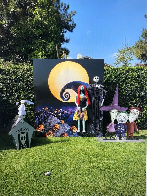 Nightmare Before Christmas Halloween Decorations House, Nightmare Before Christmas Float, Nightmare Before Christmas Trunk Or Treat, Nightmare Before Christmas Backdrop, Halloween Hosting, Halloween Booth, Nightmare Before Christmas Kids, Hay Bale Art, Disney Halloween Decorations