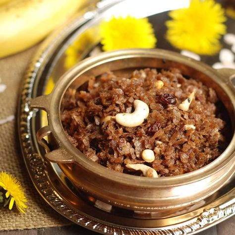 Delicious and sweet snack.Aval Vilayichathu is a popular sweet snack of Kerala, made with beaten rice, coconut and jaggery. This is one snack to enjoy . The recipe I am sharing is the one I noted down while my Mom was preparing it. Aval Recipes, South Indian Foods, Jaggery Recipes, Rice Coconut, Kerala Recipes, Rice Flakes, Indian Foods, Kerala Food, Recipes Yummy