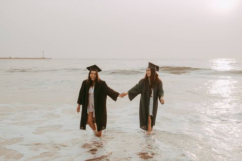 Beach Graduation Pictures, Convocation Photography, Friend Senior Pictures, Poses Group, Beach Best Friends, College Grad Pictures, Grad Picture Ideas, College Graduation Pictures Poses, Grad Shoot