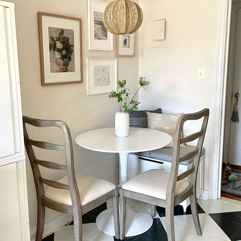 Small Round Kitchen Table, Small Dining Nook, Apartment Dining Area, Dining Nooks, Circle Dining Table, Small Round Dining Table, Dining Room Nook, Small Table And Chairs, Dining Corner