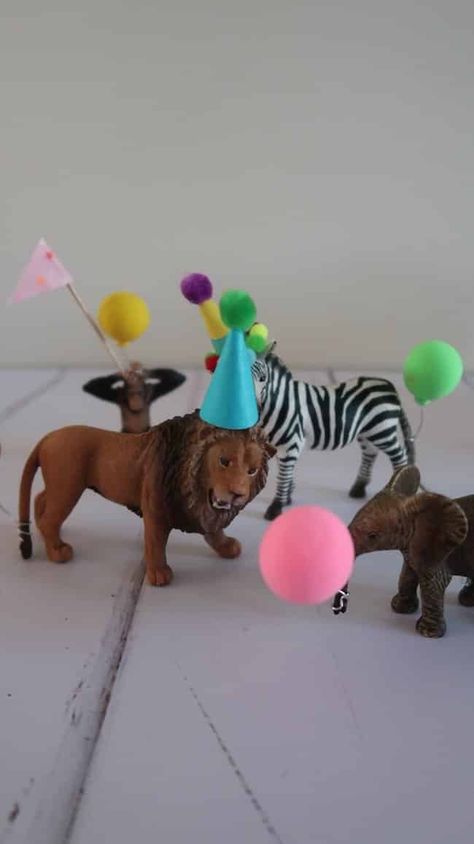 Party Hats For Animal Figurines, Diy Balloon Cake Topper, Diy Party Animals, Cute Cake Toppers, Animal Party Hats, Animal Cake Toppers, Party Hat Template, Party Animal Cake, Lion Cake