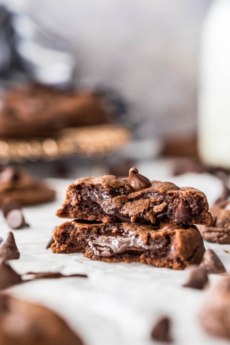 These rich and chewy Fudge Cookies are the ultimate indulgent treat! They're filled with a gooey fudge center and studded with chocolate chips for maximum chocolatey flavor. Recipe includes a how-to video! Cookies Photography, Chocolate Fudge Cookies, Cookie Shop, Plats Healthy, Soft Cookies, Fudgy Brownie, Fudge Cookies, Double Chocolate Chip Cookies, Filled Cookies