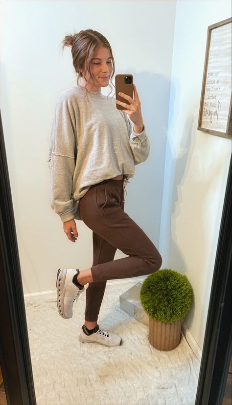 Dark Brown Joggers Outfit Women, Outfits With Brown Joggers, Brown Athleisure Outfit, Brown Leggings Outfit Fall, Summer Jogger Outfits, Brown Joggers Outfit Women, Fall Joggers Outfit, Brown Joggers Outfit, Brown Sweatpants Outfits