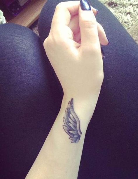 Un tatouage plume Angle Wing Tattoos, Wing Tattoos On Wrist, Maori Tattoo Frau, Beautiful Angel Tattoos, Angel Tattoo For Women, Cool Wrist Tattoos, Wing Tattoo Designs, Wrist Tattoos For Guys, Angel Wings Tattoo