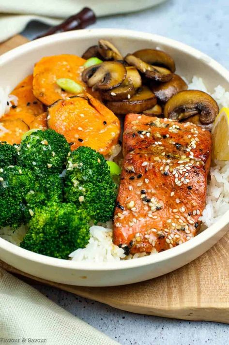 Looking for a delicious and healthy meal that's packed with flavour? Try these sesame miso salmon rice bowls! You'll start with succulent salmon fillets that are marinated in sesame miso sauce, then pan-fry them to perfection. You'll serve them over a bed of fluffy rice and add in some roasted sweet potatoes, broccoli, and mushrooms for a complete and satisfying meal. Sweet Potatoes Broccoli, Broccoli And Mushrooms, Salmon Foil Packets, Salmon Bowls, Potatoes Broccoli, Miso Glazed Salmon, Miso Sauce, Miso Salmon, Salmon Rice