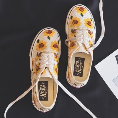 495dabfd0ca768a3c3abd672079f48b6desc44662700ri Kawaii Shoes, Girls Flats, Into Fashion, Hand Painted Shoes, Wardrobe Tips, Outfits Chic, Shoe Tags, Nice Style, Boots Sneakers